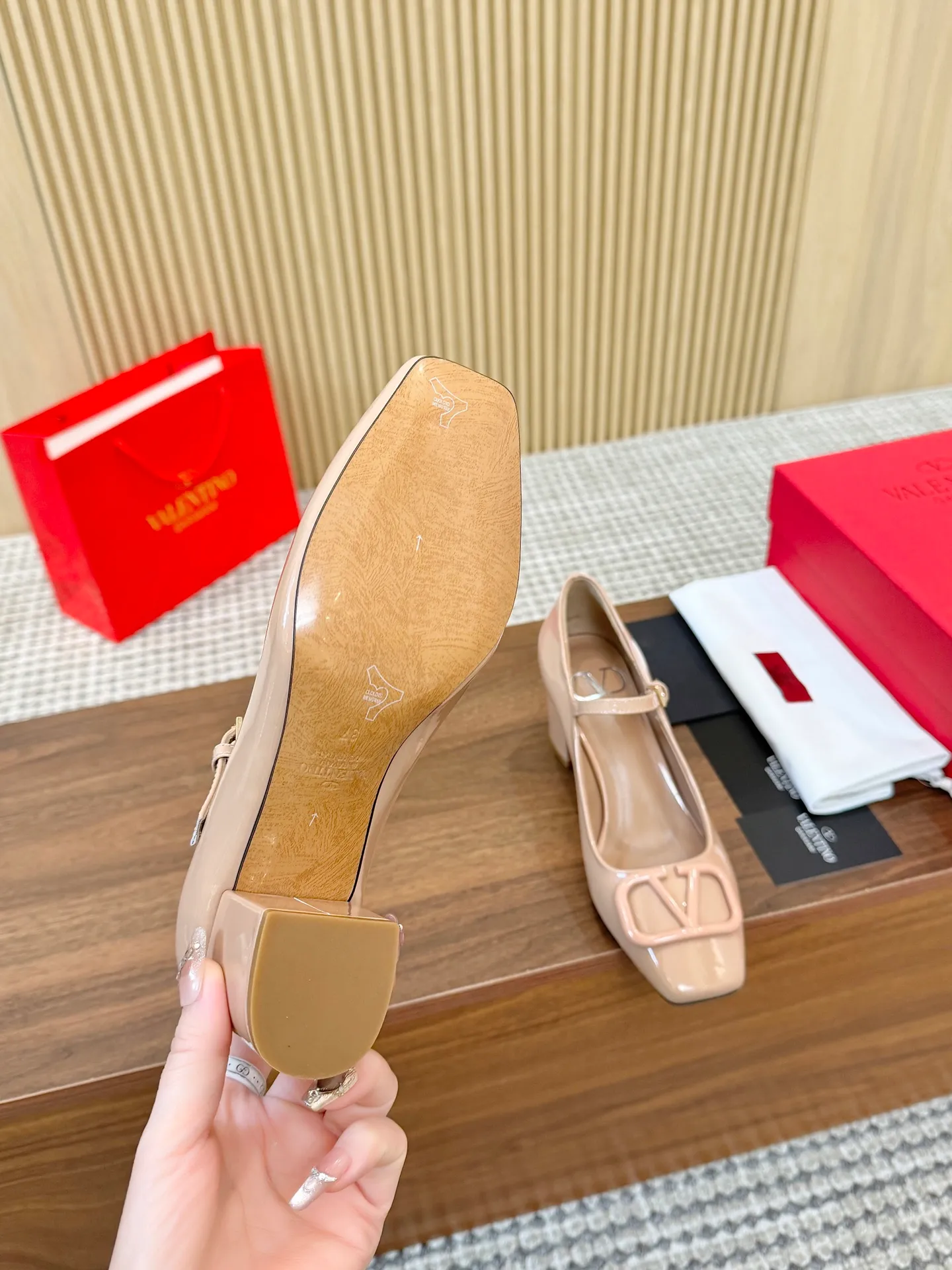 👟👟Ex-factory price 460👟👟 Genuine leather sole + 40 Valentino. Large v-buckle sandals ㊙️Latest series of counters Authentic grade version with perfect details. Authentic products are made one to one. All details are consistent with genuine ones. The upper foot is very pedicure type. The key point is that it is very good and easy to control. It does not grind the feet and does not tire the feet. Walking artifact, exclusive mold opening. The highest version on the market. Fabric: imported mixed sheepskin, lining and foot pads are all sheepskin. Code number (34 to 42) Customized sizes 34 and 42 are non-returnable and non-exchangeable. Heel height: 7.5CM. Rubber sole, leather sole +40